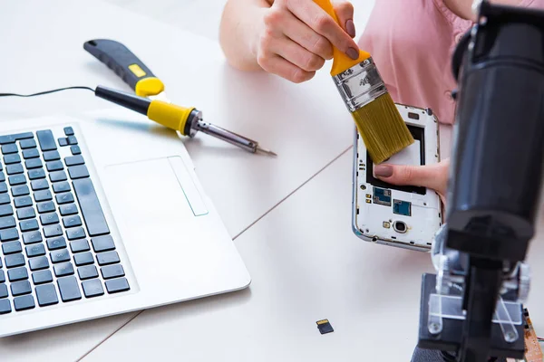 Mobiltelefon reparation i verkstad — Stockfoto