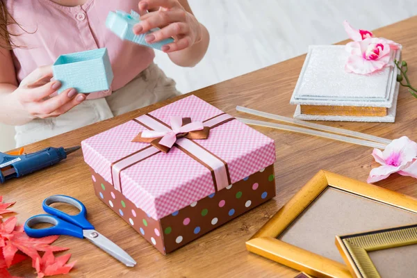 Nő díszítő ajándék doboz különleges alkalomra — Stock Fotó