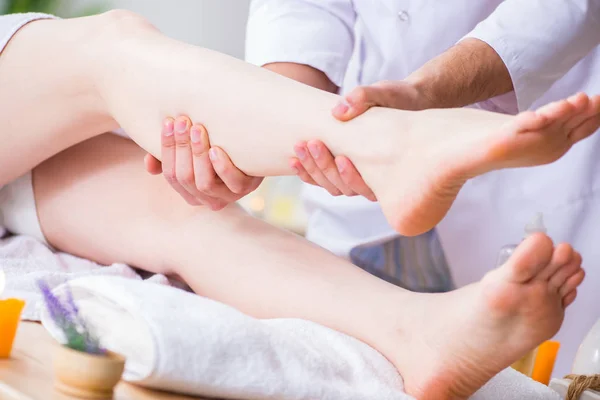 Massaggio ai piedi nella spa medica — Foto Stock