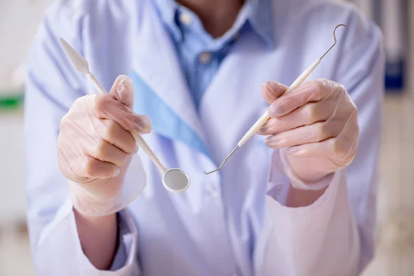 Odontólogo practicando trabajo en modelo dental —  Fotos de Stock