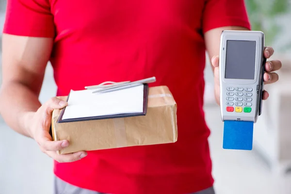 Entrega de paquetes pagados con pos y tarjeta de crédito — Foto de Stock