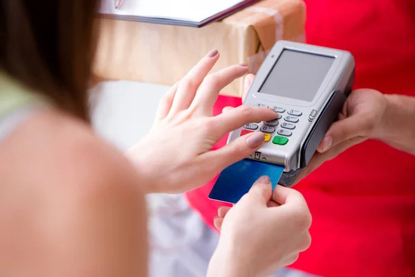 Entrega de paquetes pagados con pos y tarjeta de crédito — Foto de Stock