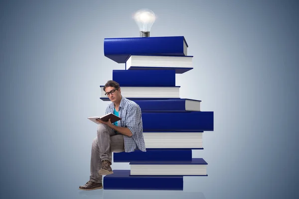 Fiatal férfi diák az oktatás koncepciójában — Stock Fotó