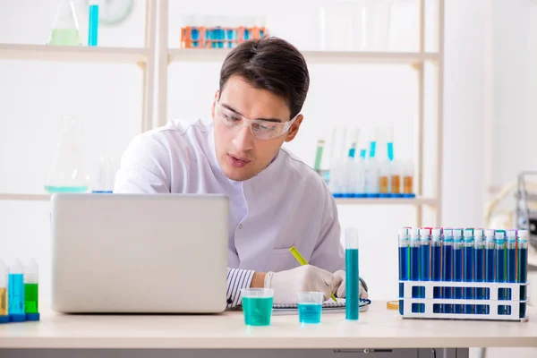 Químico masculino trabajando en laboratorio —  Fotos de Stock