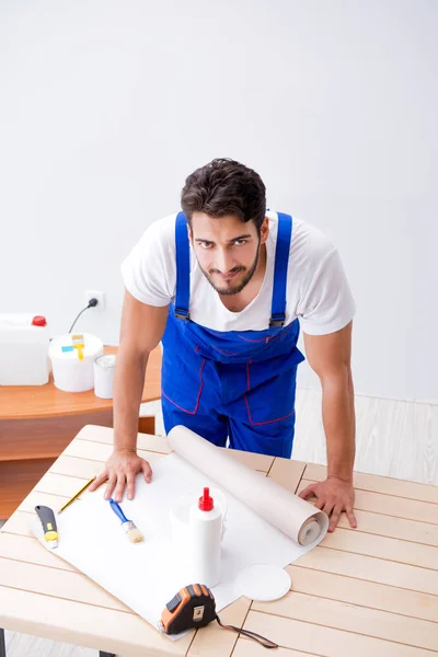 Lavoratore che lavora su carta da parati durante la ristrutturazione — Foto Stock