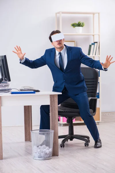 Dipendente che utilizza occhiali di realtà virtuale in ufficio — Foto Stock