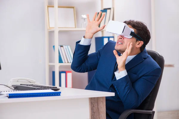 Pracownik korzystający z okularów wirtualnej rzeczywistości w biurze — Zdjęcie stockowe