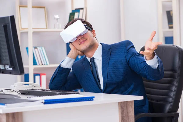 Employee using virtual reality glasses in office — Stock Photo, Image