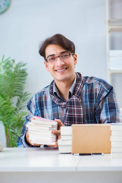 Schrijver presenteert zijn boeken aan het publiek — Stockfoto