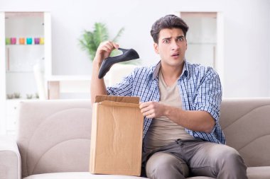 Kadın ayakkabılı yanlış paket alan adam.