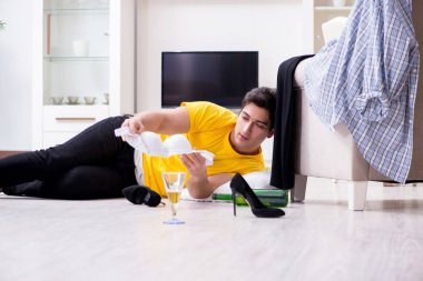 Ev partisinden sonra evde dağınık bir adam