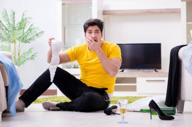 Ev partisinden sonra evde dağınık bir adam