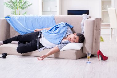 Ev partisinden sonra evde dağınık bir adam