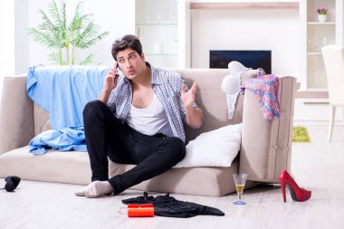 Ev partisinden sonra evde dağınık bir adam