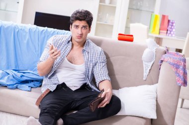 Ev partisinden sonra evde dağınık bir adam