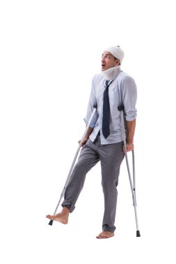 Beyaz arka plan üzerinde izole yaralı iş adamı