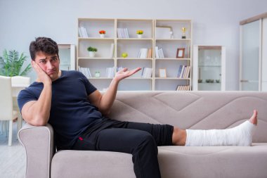 Kırık bacağı olan adam evde iyileşiyor.