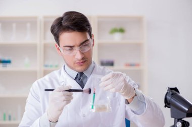 Kanıt için laboratuvarda çalışan uzman bir kriminolog.