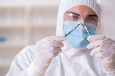 Kanıt için laboratuvarda çalışan uzman bir kriminolog.