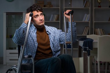 Tekerlekli sandalyede depresyon geçiren bir adam