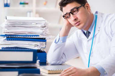 Hastanede çok işi olan meşgul bir doktor.