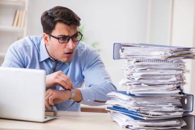 Ofiste çalışan son derece meşgul bir iş adamı.