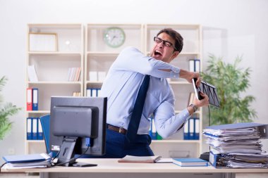 Kızgın işadamı çok fazla çalışmaktan bıktı.