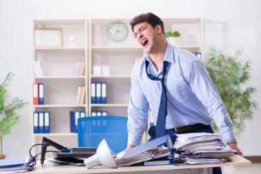 Kızgın işadamı çok fazla çalışmaktan bıktı.