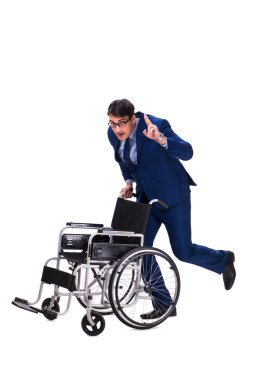 Beyaz arka plan üzerinde izole tekerlekli sandalye ile işadamı