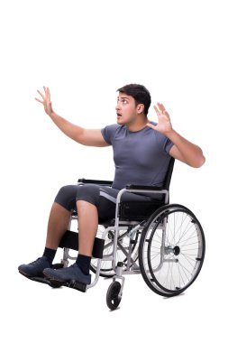 Adam beyaz arka plan üzerinde izole tekerlekli sandalye üzerinde