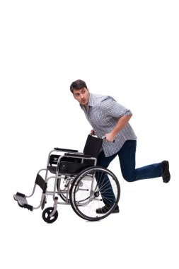 Caregiver beyaz izole tekerlekli sandalye ile