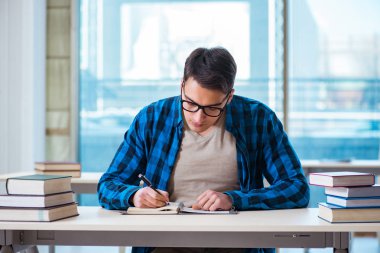 Üniversitede ders sırasında öğrenci