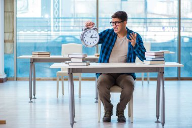 Üniversitede ders sırasında öğrenci