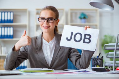 İş kadını ofiste mesajla oturuyor.