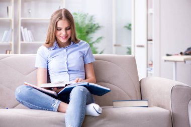 Üniversite sınavlarına hazırlanan genç bir kız öğrenci.