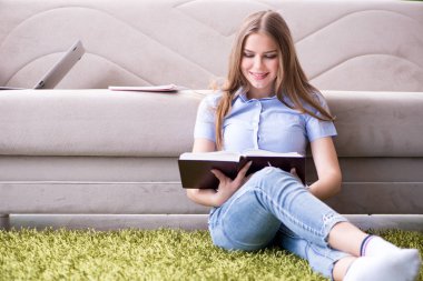 Üniversite sınavlarına hazırlanan genç bir kız öğrenci.