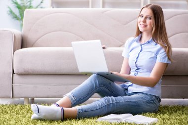 Üniversite sınavlarına hazırlanan genç bir kız öğrenci.