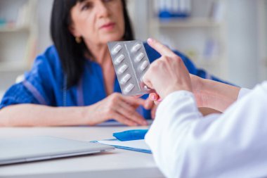 Kıdemli hasta düzenli kontrol için doktoru ziyaret ediyor.