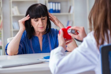 Kıdemli hasta düzenli kontrol için doktoru ziyaret ediyor.