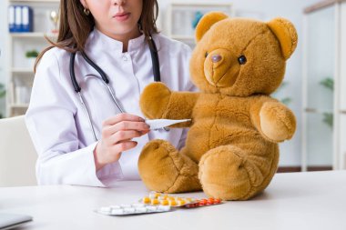 Çocuk oyuncak sağlığını kontrol ediyor