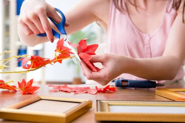 Hatıra defteri konseptinde resim çerçevesi dekore eden kadın