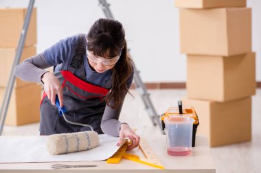 Duvar kâğıdına hazırlanan kadın