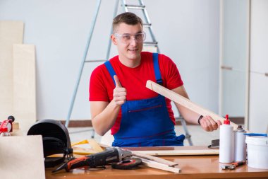 Müteahhit atölyede çalışıyor.