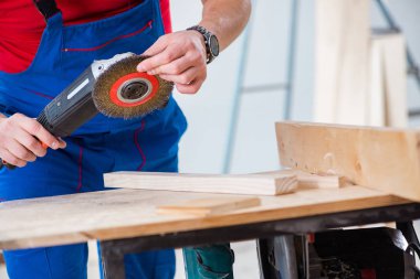 Müteahhit atölyede çalışıyor.