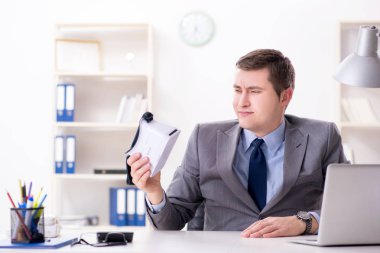 Sanal gerçeklik gözlüklü bir iş adamı ofisinde.