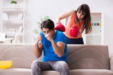 Karıcığım, kocasının boks izlemesinden memnun değil.