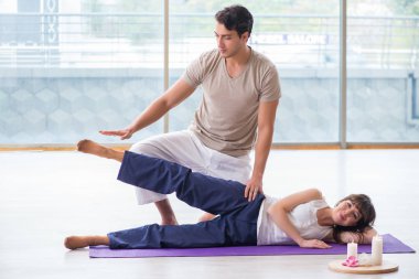 Spor salonunda antrenörlük yapıyor.