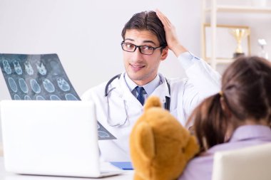 Küçük kız düzenli check-up için doktoru ziyaret ediyor.