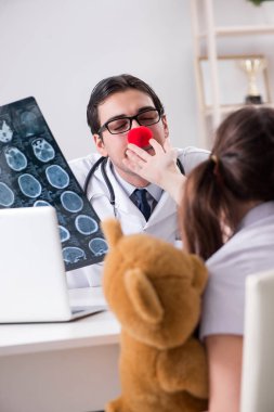 Düzenli kontrolde küçük kızı olan komik bir çocuk doktoru.