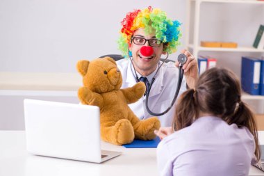 Düzenli kontrolde küçük kızı olan komik bir çocuk doktoru.